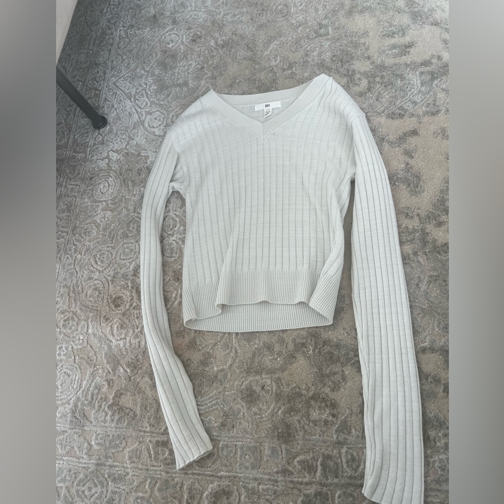 light grey/white v neck sweater